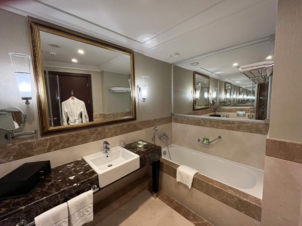 Bağlantılı Aile Odası Banyosu